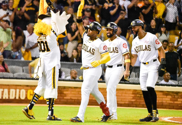 Águilas superan a Toros en fiesta de batazos en el estadio Cibao