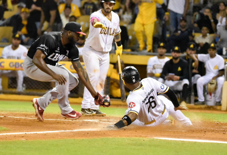 Águilas vencen a Leones y llegan a 25 victorias en la temporada