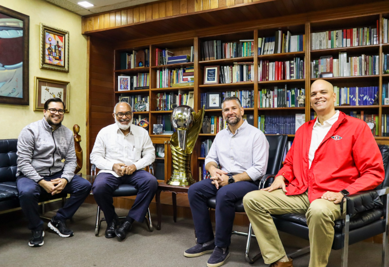 Eduardo Najri visita a El Nuevo Diario con el trofeo bicampeón escarlata