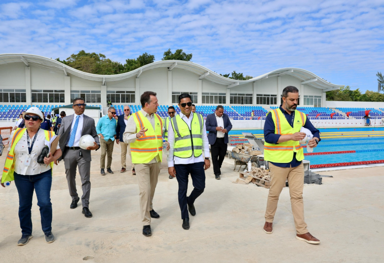 Kelvin Cruz e Ito Bisonó inspeccionan avances para los Centroamericanos