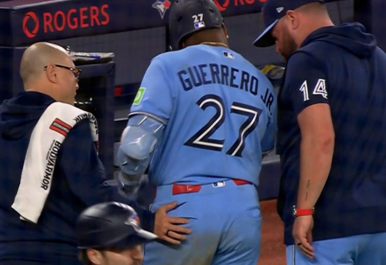 Guerrero Jr. sale de juego tras pelotazo en el codo derecho