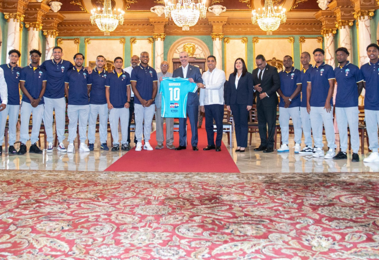 Abinader recibe en Palacio Nacional al Salcedo Fútbol Club