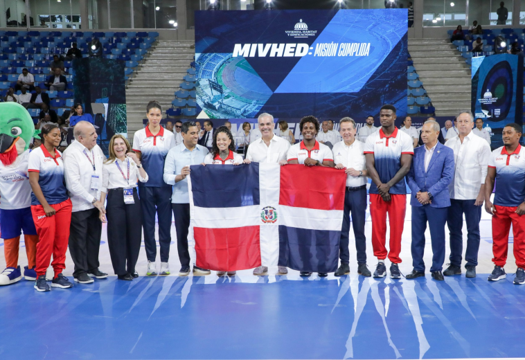 Abinader entrega la bandera Nacional a delegación criolla
