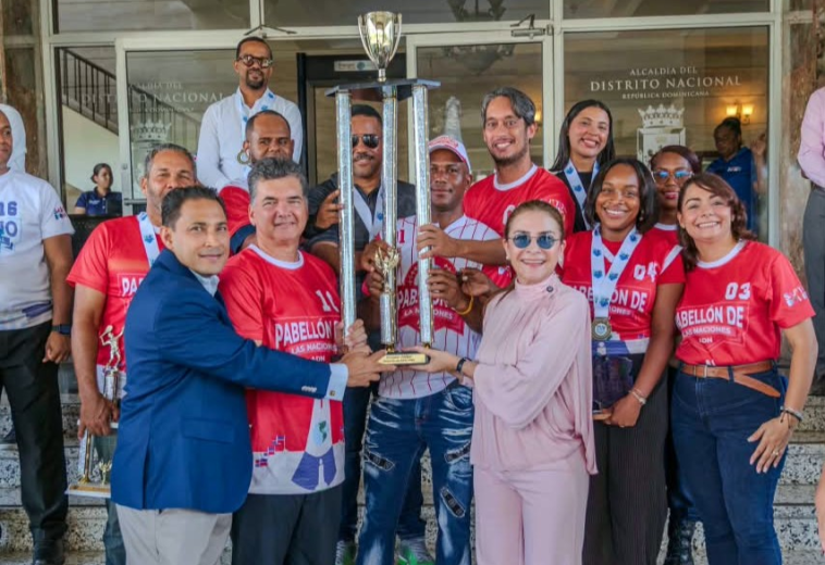 Carolina entrega trofeo al ganador de los Juegos ADN 2026